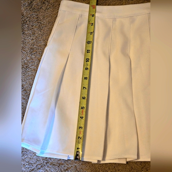 Urban Daizy Skirt - Elegant White Pleated Skirt - Large - Picture 6 of 6